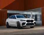 2020 BMW X6 M Competition (Color: Mineral White Metallic; US-Spec) Front Three-Quarter Wallpapers 150x120