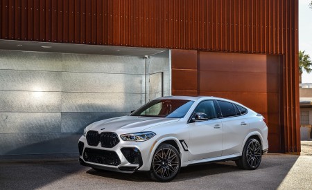 2020 BMW X6 M Competition (Color: Mineral White Metallic; US-Spec) Front Three-Quarter Wallpapers 450x275 (185)