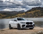 2020 BMW X6 M Competition (Color: Mineral White Metallic; US-Spec) Front Three-Quarter Wallpapers 150x120