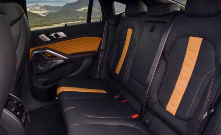 2020 BMW X6 M Competition (Color: Mineral White Metallic; US-Spec) Interior Rear Seats Wallpapers 450x275 (205)