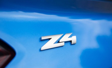 2020 BMW Z4 M40i Roadster (Color: Misano Blue Metallic) Badge Wallpapers 450x275 (26)