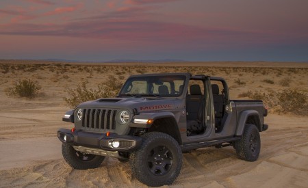 2020 Jeep Gladiator Mojave Front Three-Quarter Wallpapers 450x275 (43)