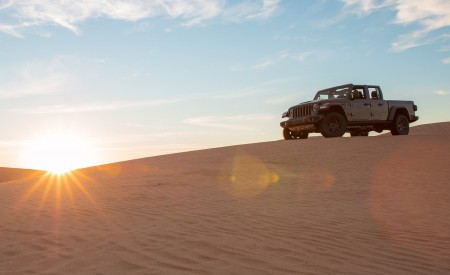 2020 Jeep Gladiator Mojave Front Three-Quarter Wallpapers 450x275 (25)