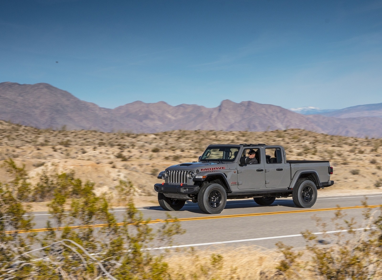 2020 Jeep Gladiator Mojave Front Three-Quarter Wallpapers (6)