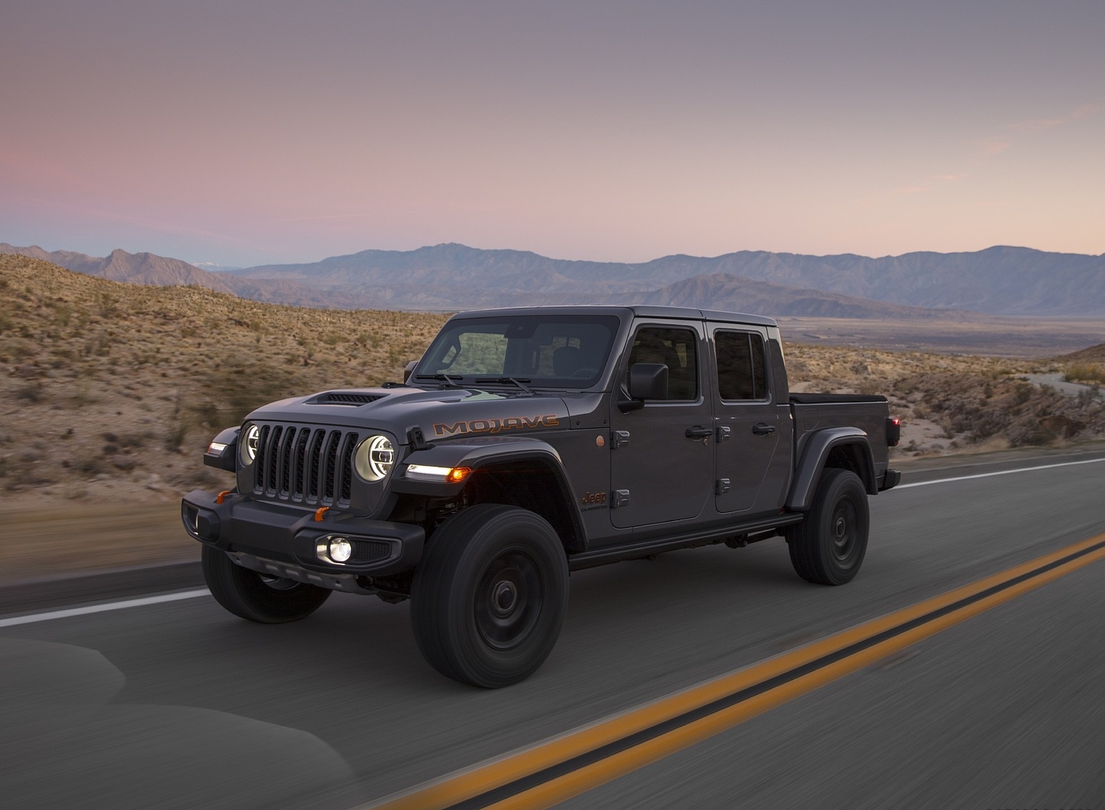 2020 Jeep Gladiator Mojave Front Three-Quarter Wallpapers (2)