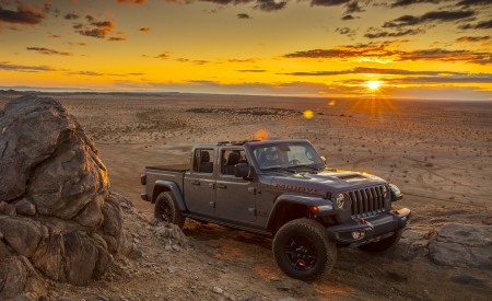 2020 Jeep Gladiator Mojave Front Three-Quarter Wallpapers 450x275 (36)