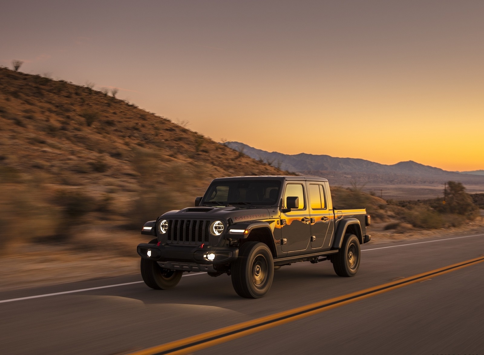2020 Jeep Gladiator Mojave Front Three-Quarter Wallpapers (3)