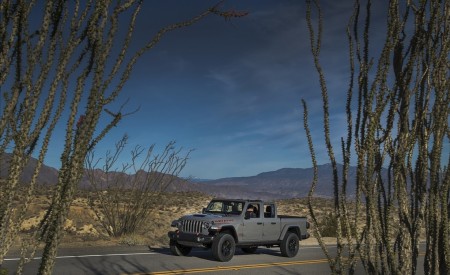 2020 Jeep Gladiator Mojave Front Three-Quarter Wallpapers 450x275 (8)