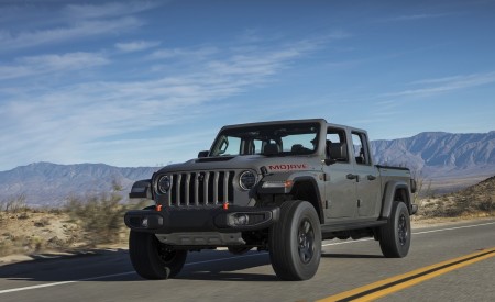 2020 Jeep Gladiator Mojave Front Three-Quarter Wallpapers 450x275 (9)