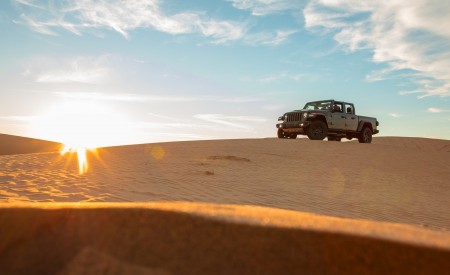 2020 Jeep Gladiator Mojave Front Three-Quarter Wallpapers 450x275 (26)