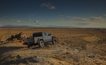 2020 Jeep Gladiator Mojave Rear Three-Quarter Wallpapers 450x275 (45)