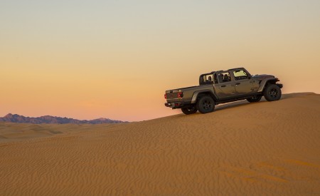 2020 Jeep Gladiator Mojave Rear Three-Quarter Wallpapers 450x275 (30)