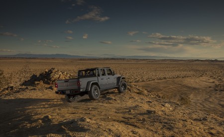 2020 Jeep Gladiator Mojave Rear Three-Quarter Wallpapers 450x275 (46)