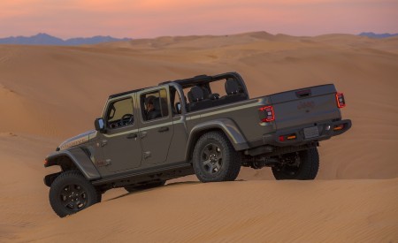 2020 Jeep Gladiator Mojave Rear Three-Quarter Wallpapers 450x275 (31)