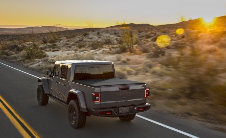 2020 Jeep Gladiator Mojave Rear Three-Quarter Wallpapers 450x275 (5)