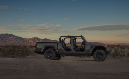 2020 Jeep Gladiator Mojave Side Wallpapers 450x275 (48)
