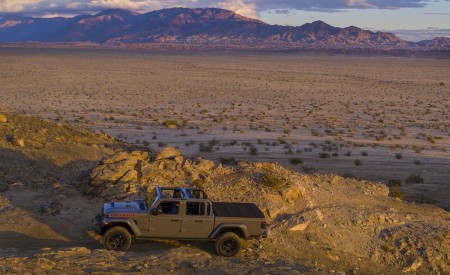 2020 Jeep Gladiator Mojave Side Wallpapers 450x275 (47)