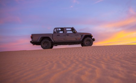 2020 Jeep Gladiator Mojave Side Wallpapers 450x275 (33)