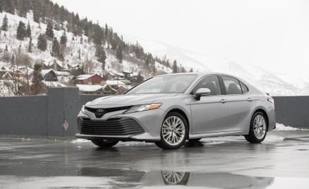 2020 Toyota Camry XLE AWD Front Three-Quarter Wallpapers 450x275 (4)