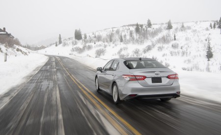 2020 Toyota Camry XLE AWD Rear Three-Quarter Wallpapers 450x275 (3)