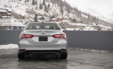 2020 Toyota Camry XLE AWD Rear Wallpapers 450x275 (8)