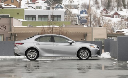 2020 Toyota Camry XLE AWD Side Wallpapers 450x275 (10)