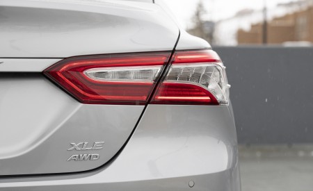 2020 Toyota Camry XLE AWD Tail Light Wallpapers 450x275 (12)