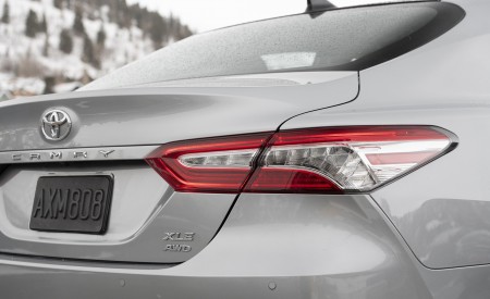 2020 Toyota Camry XLE AWD Tail Light Wallpapers 450x275 (11)