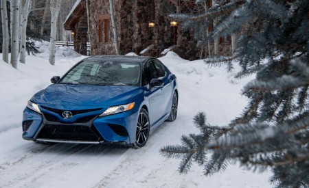 2020 Toyota Camry XSE AWD Front Three-Quarter Wallpapers 450x275 (48)