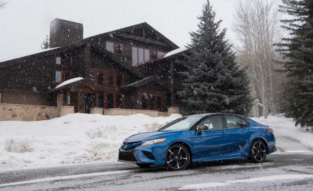 2020 Toyota Camry XSE AWD Front Three-Quarter Wallpapers 450x275 (23)