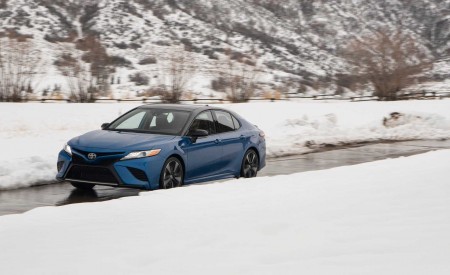 2020 Toyota Camry XSE AWD Front Three-Quarter Wallpapers 450x275 (33)