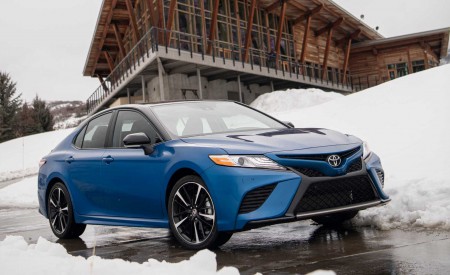 2020 Toyota Camry XSE AWD Front Three-Quarter Wallpapers 450x275 (36)