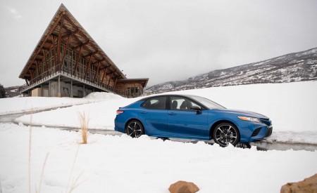 2020 Toyota Camry XSE AWD Front Three-Quarter Wallpapers 450x275 (38)