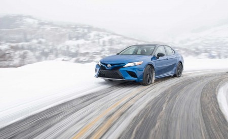 2020 Toyota Camry XSE AWD Front Three-Quarter Wallpapers 450x275 (11)