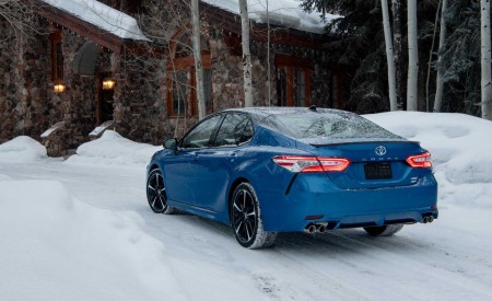 2020 Toyota Camry XSE AWD Rear Three-Quarter Wallpapers 450x275 (52)