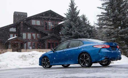 2020 Toyota Camry XSE AWD Rear Three-Quarter Wallpapers 450x275 (28)