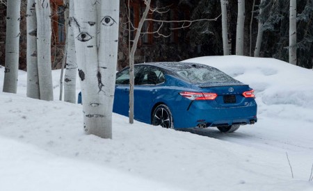 2020 Toyota Camry XSE AWD Rear Three-Quarter Wallpapers 450x275 (53)