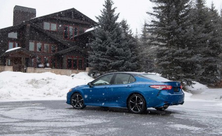 2020 Toyota Camry XSE AWD Rear Three-Quarter Wallpapers 450x275 (29)