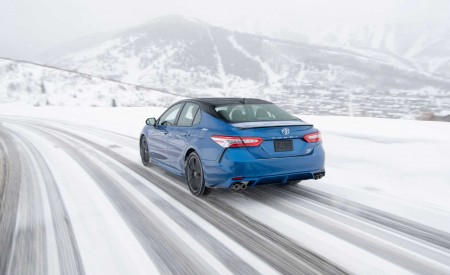 2020 Toyota Camry XSE AWD Rear Three-Quarter Wallpapers 450x275 (17)