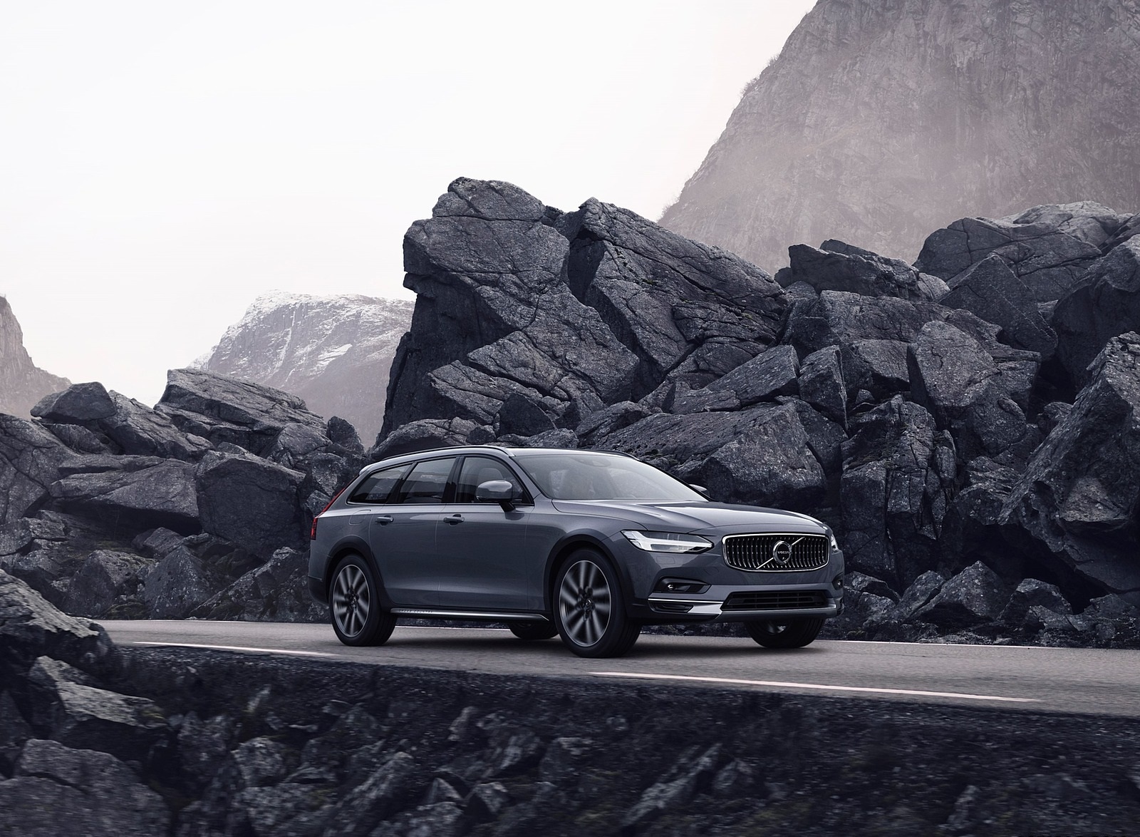 2020 Volvo V90 Cross Country Recharge T8 plug-in hybrid (Color: Thunder Grey) Front Three-Quarter Wallpapers #1 of 8