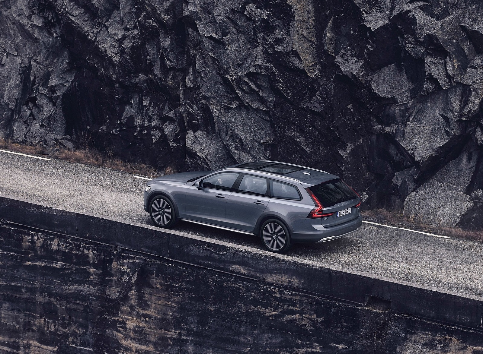2020 Volvo V90 Cross Country Recharge T8 plug-in hybrid (Color: Thunder Grey) Rear Three-Quarter Wallpapers #3 of 8