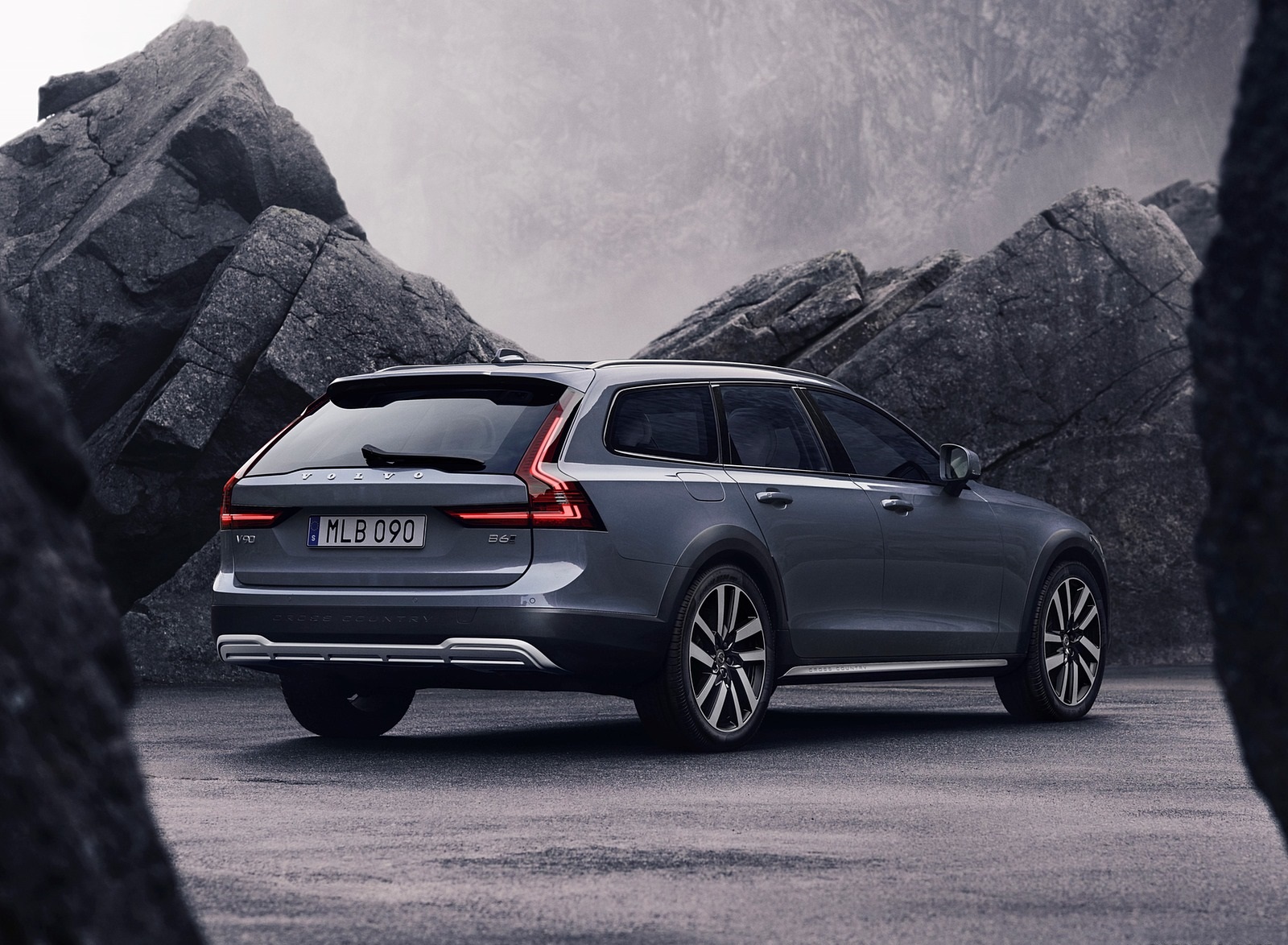 2020 Volvo V90 Cross Country Recharge T8 plug-in hybrid (Color: Thunder Grey) Rear Three-Quarter Wallpapers #4 of 8