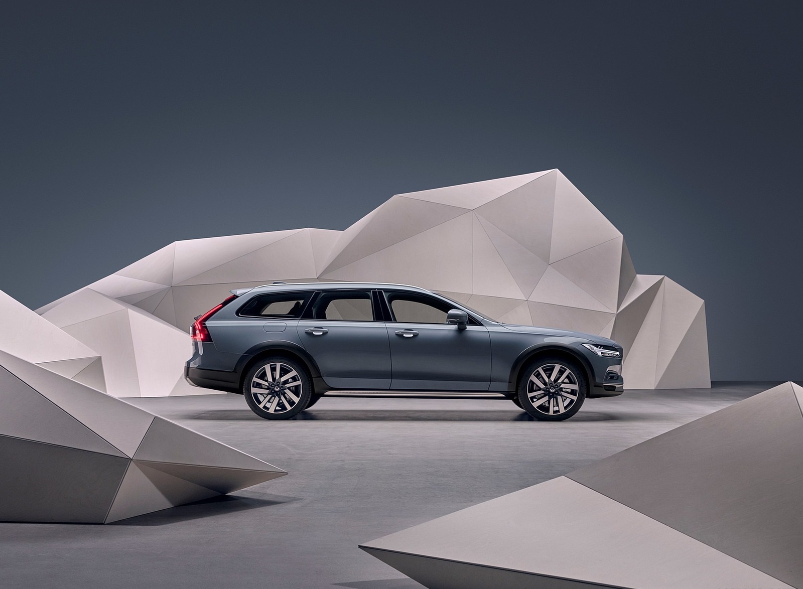 2020 Volvo V90 Cross Country Recharge T8 plug-in hybrid (Color: Thunder Grey) Side Wallpapers #7 of 8
