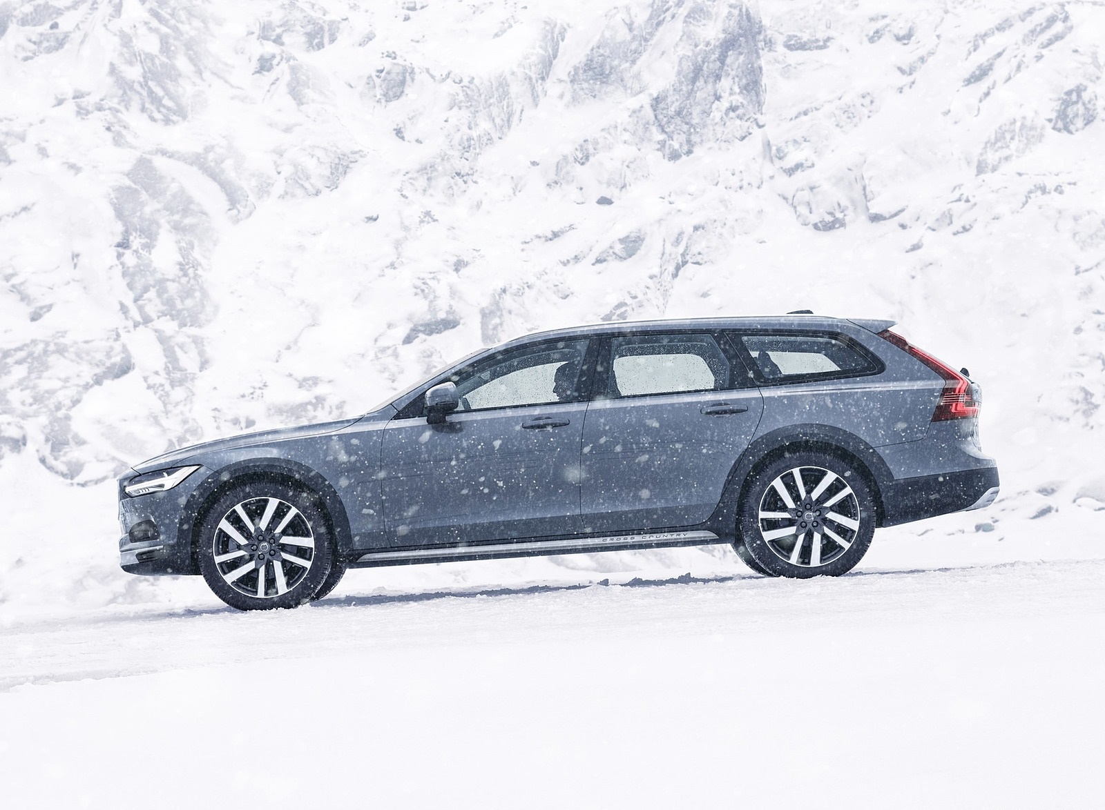 2020 Volvo V90 Cross Country Recharge T8 plug-in hybrid (Color: Thunder Grey) Side Wallpapers #6 of 8