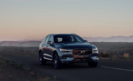2020 Volvo XC60 T8 Twin Engine Plug-In Hybrid AWD (Color: Osmium Grey Metallic) Front Three-Quarter Wallpapers 450x275 (5)