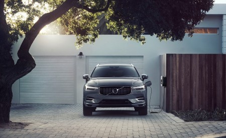 2020 Volvo XC60 T8 Twin Engine Plug-In Hybrid AWD (Color: Osmium Grey Metallic) Front Wallpapers 450x275 (10)