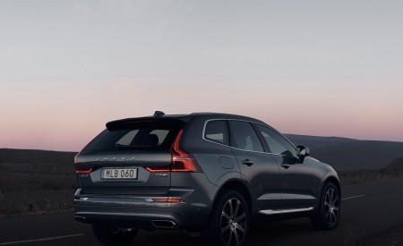 2020 Volvo XC60 T8 Twin Engine Plug-In Hybrid AWD (Color: Osmium Grey Metallic) Rear Three-Quarter Wallpapers 450x275 (6)