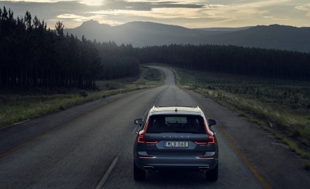 2020 Volvo XC60 T8 Twin Engine Plug-In Hybrid AWD (Color: Osmium Grey Metallic) Rear Wallpapers 450x275 (4)