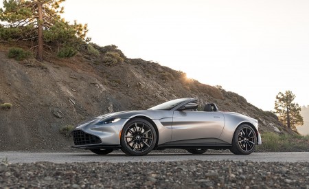 2021 Aston Martin Vantage Roadster (Color: Spirit Silver; US-Spec) Front Three-Quarter Wallpapers 450x275 (105)