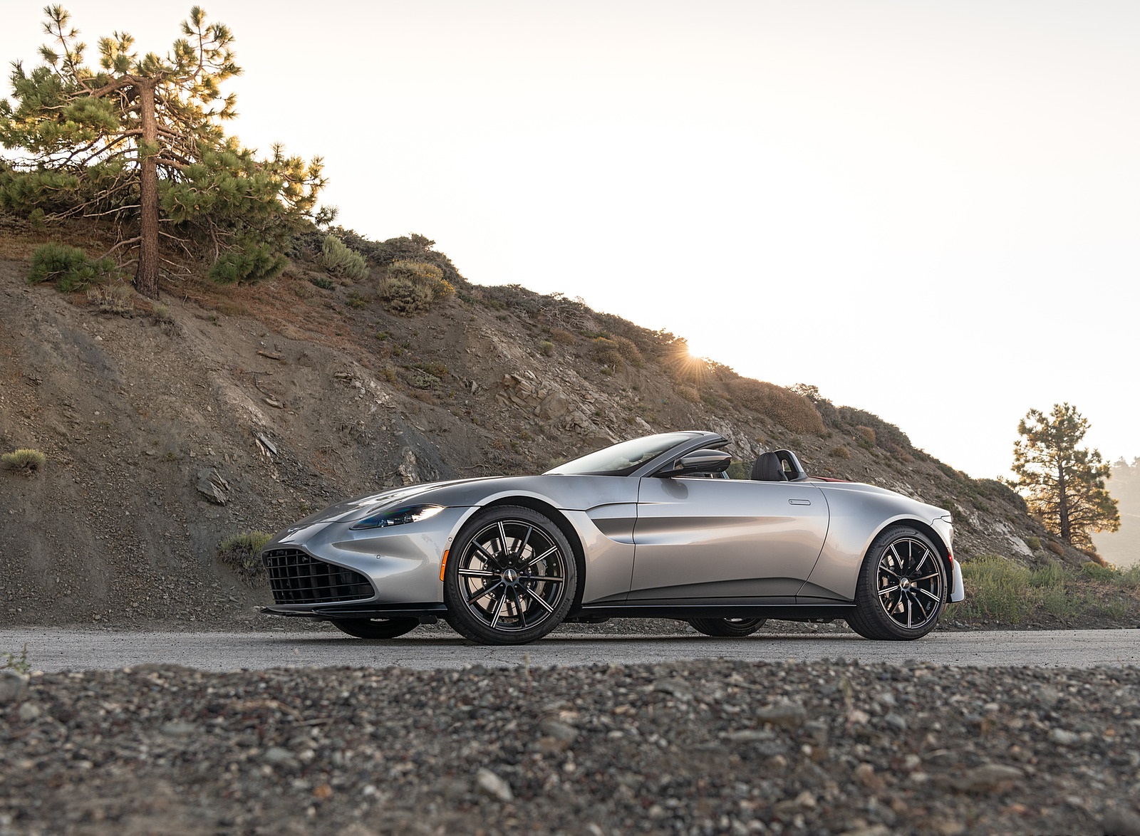 2021 Aston Martin Vantage Roadster (Color: Spirit Silver; US-Spec) Front Three-Quarter Wallpapers #105 of 175